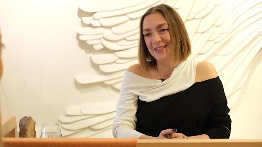 Dünyaca Ünlü Moda Tasarımcısı Arzu Kaprol Kimdir