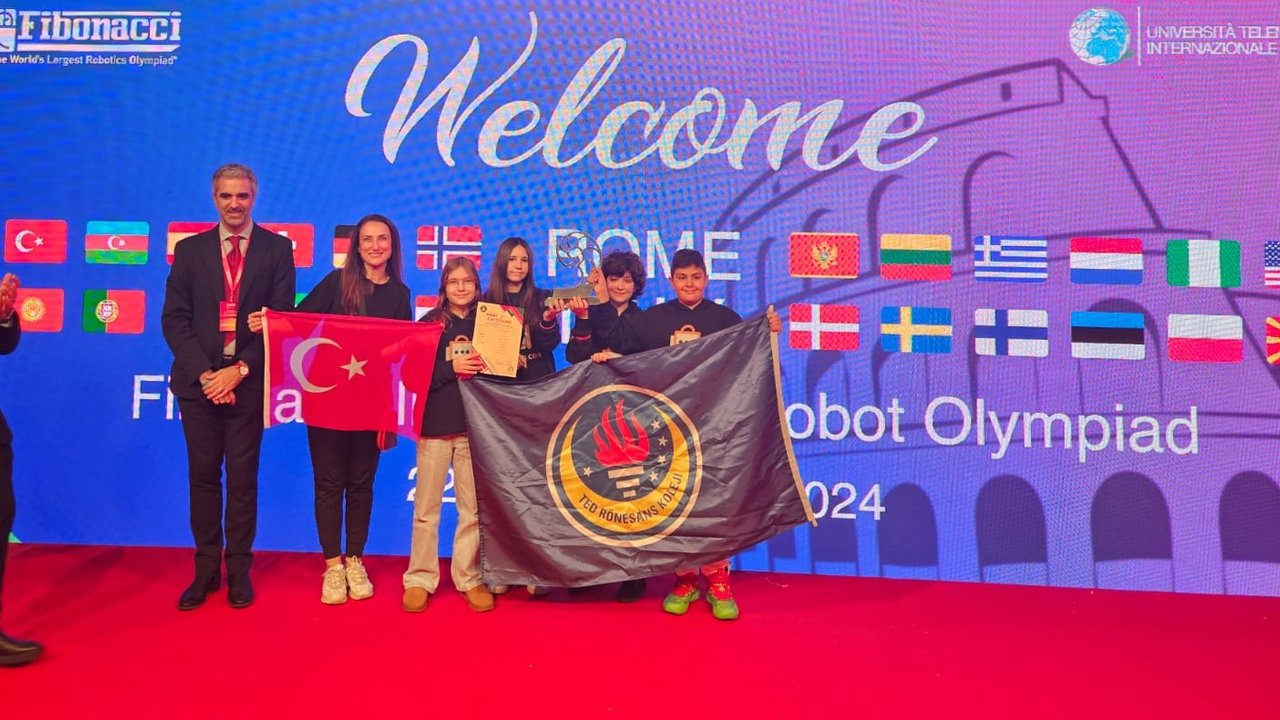 Türk Ortaokul Öğrencileri, Dünyanın En Büyük Robot Olimpiyatları'nda Birinci Oldu