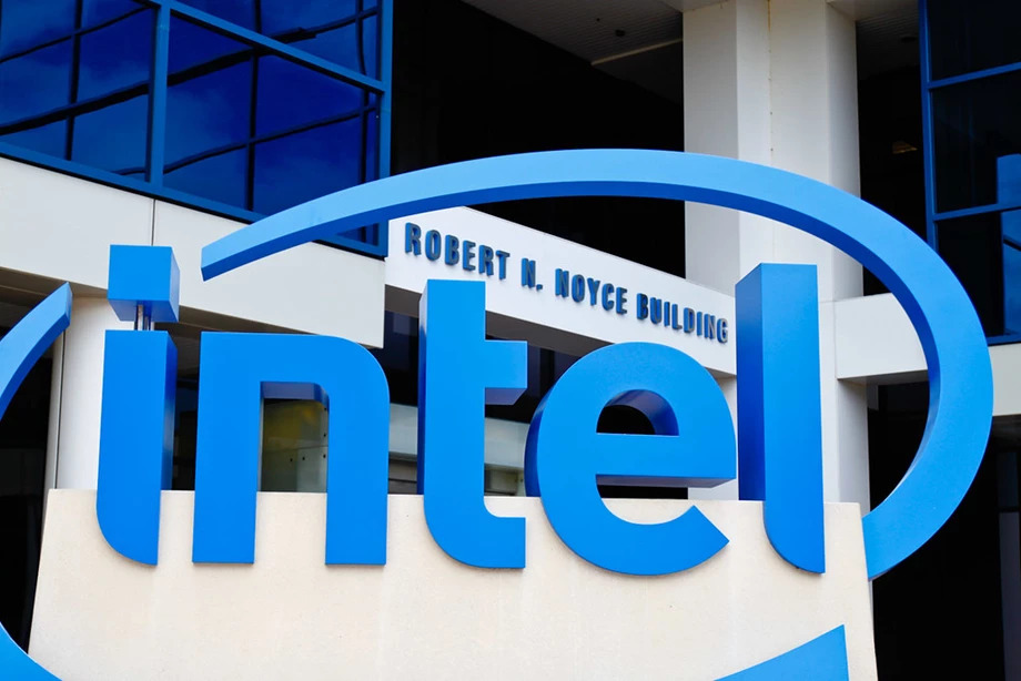 Intel Yeni Çipiyle AI Dünyasına Göz Kırpıyor