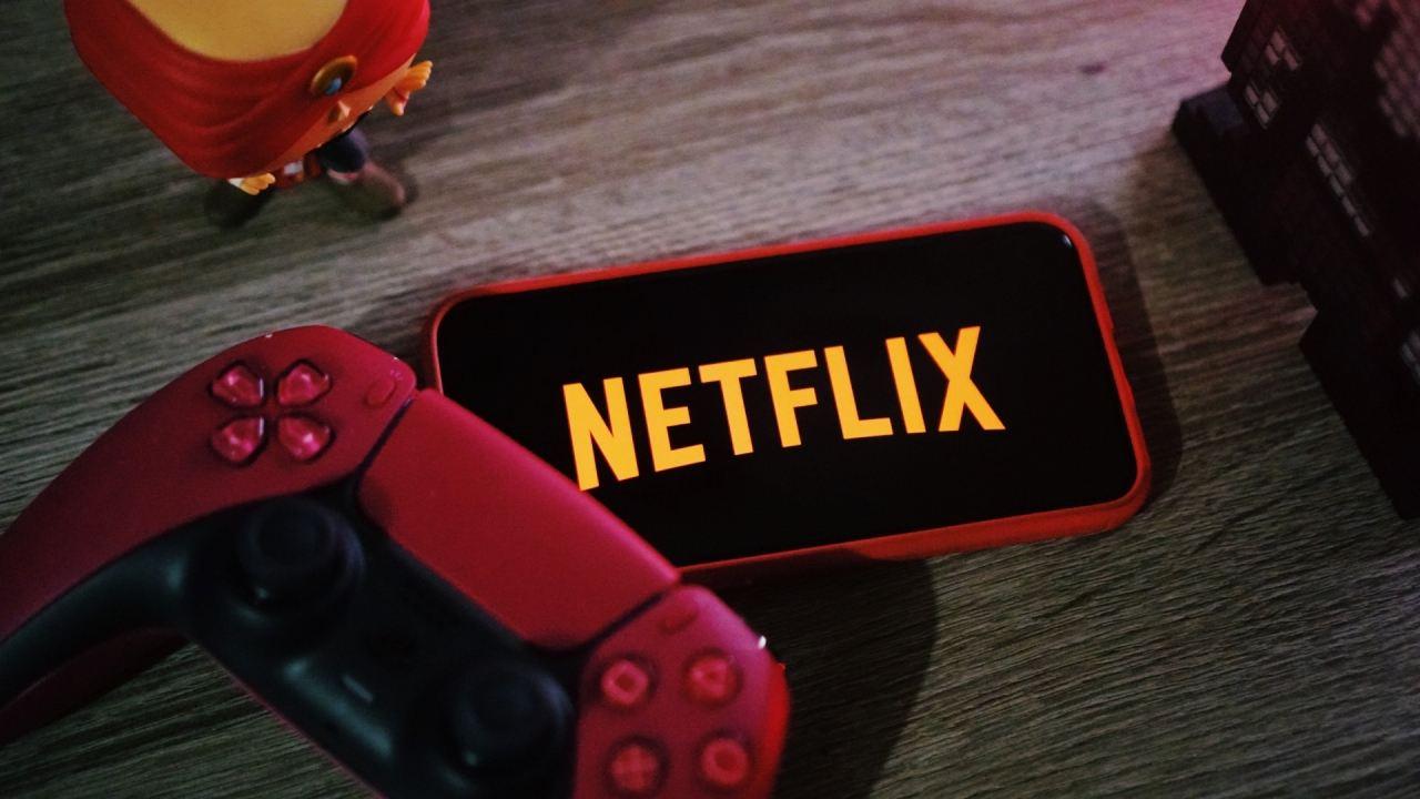 Netflix Sosyal Oyun Özelliklerinin Geliştirilmesi Sırasında Belirli Mobil Oyunları için "Oyun Kolu" Test Ediyor