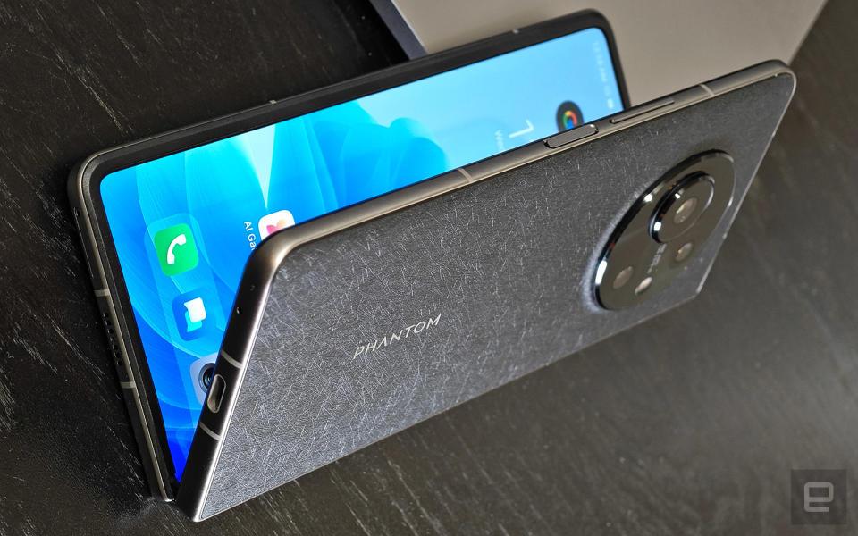 Tecno, İlk Katlanabilir Telefonu Phantom V Fold'u Tanıttı