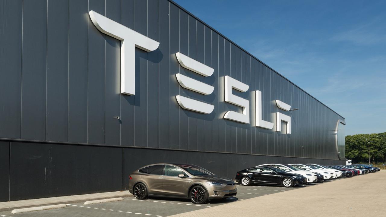 Tesla 500 Bin Arabayı Geri Çağırıyor