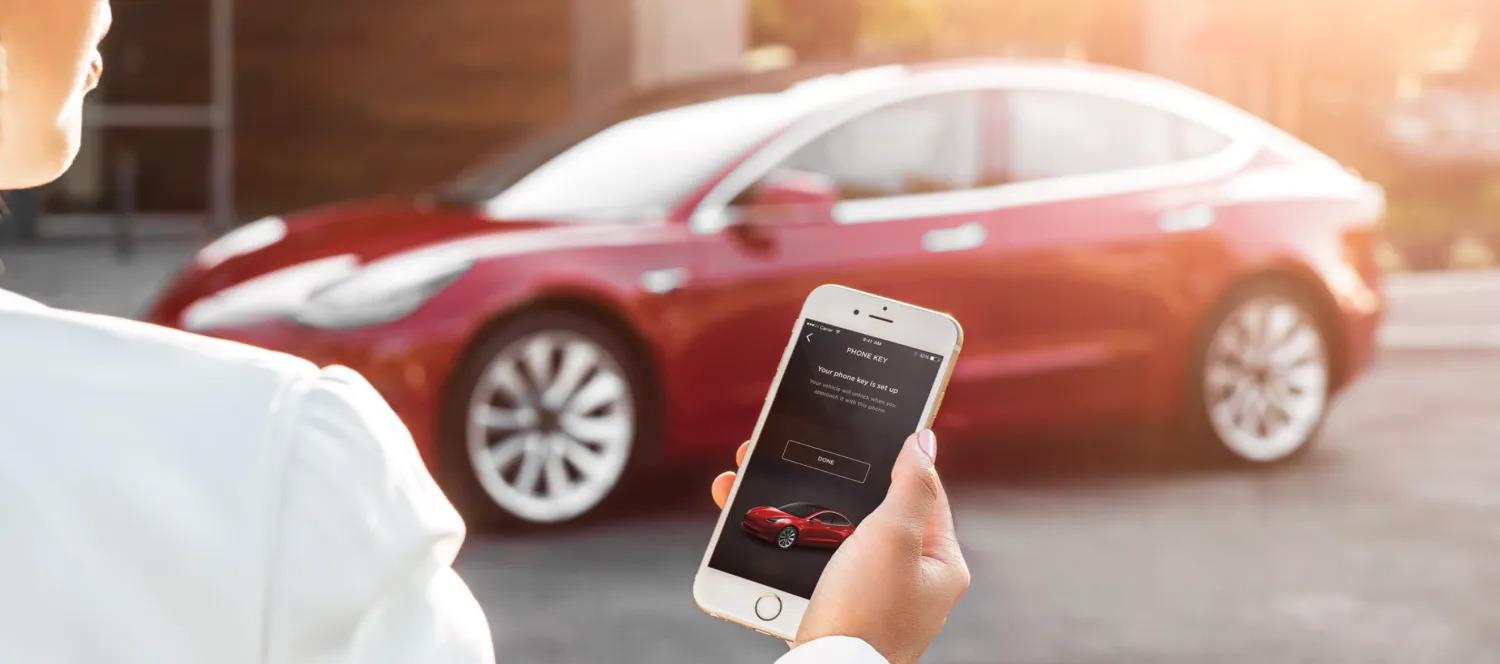 Tesla, 'Hey Siri' Özelliğini Kullanıma Sunuyor