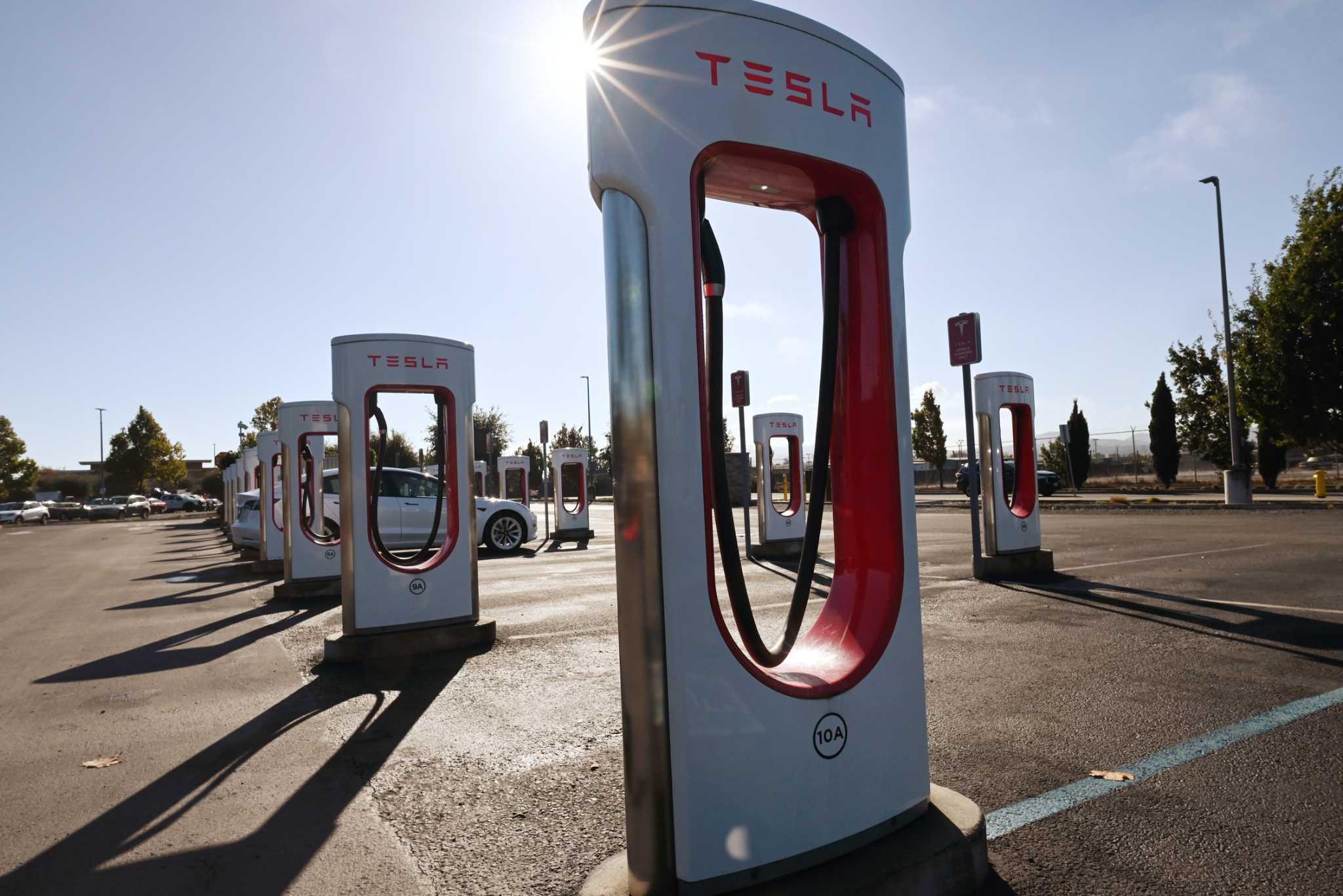 Tesla Supercharger İstasyonunun Kapısı Açıldı!