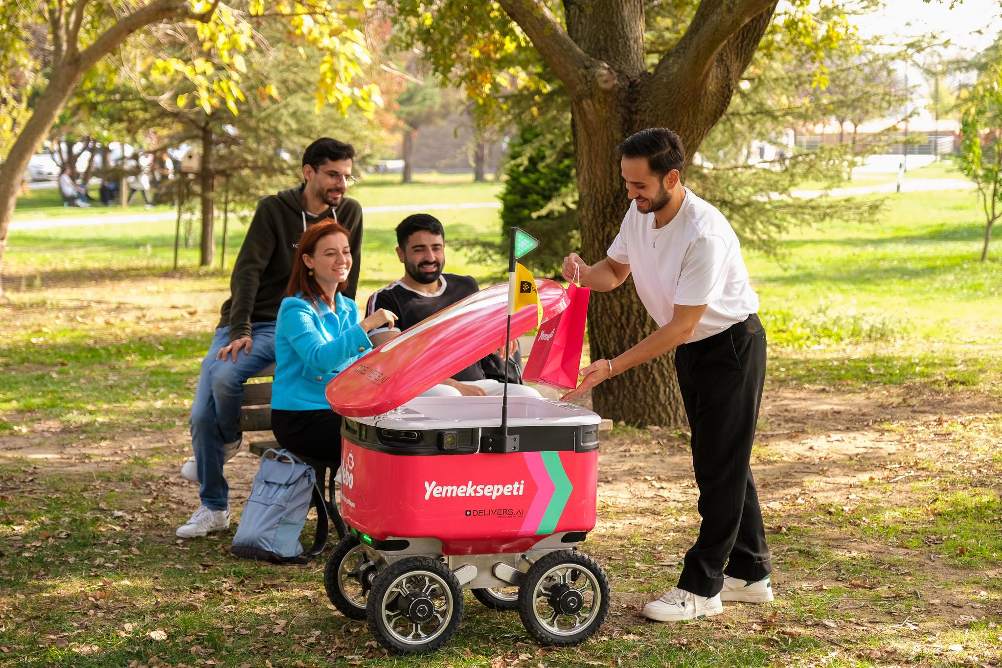 Yemeksepeti'nin Teslimat Robotu YEBO, Şimdi İTÜ Ayazağa Kampüsü’nde!